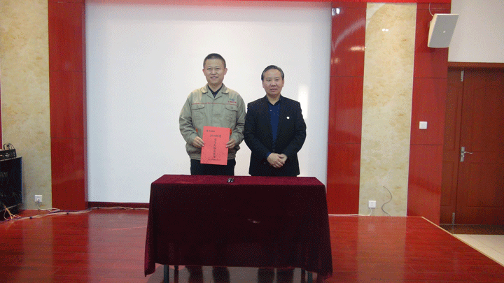 董事長(zhǎng)景奉國(guó)與總經(jīng)理簽訂了《2018年安全目標(biāo)責(zé)任書》