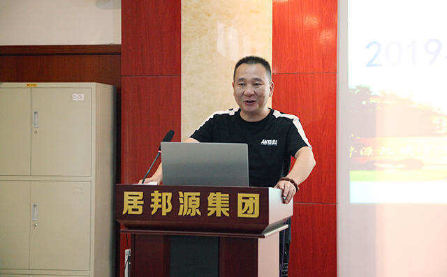 業(yè)務經(jīng)理代表李志江分享了自身多年的銷售經(jīng)驗以及對公司未來的展望。 業(yè)務經(jīng)理代表李志江分享了自身多年的銷售經(jīng)驗以及對公司未來的展望。