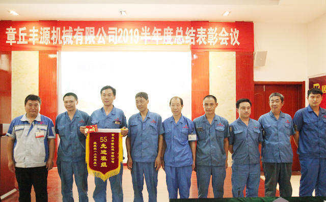 公司對做出突出貢獻的人員頒獎,為獲得5S先進班組員工頒發(fā)錦旗及獎勵紅包200元。 公司對做出突出貢獻的人員頒獎,為獲得5S先進班組員工頒發(fā)錦旗及獎勵紅包200元。